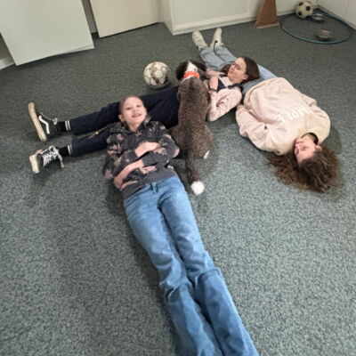 Girls-mit-Hund-1-Baumackerschule-Zürich