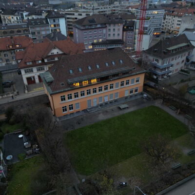 Baumackerschule Zürich Drohne-Schulhaus